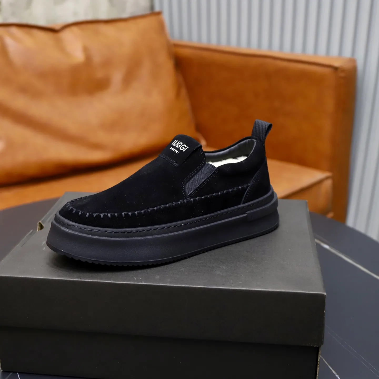 Ex-factory price: 600💰Thick wool imported from Australia Brand: UGG genuine purchase Size: 39-44 Grade: Official website 1:1 Material: First layer of genuine leather waterproof and antifreeze upper Real wool lining Original non-slip soft wear-resistant outsole Style category: Men's casual shoes Trendy style Comfortable on the feet Color: Official website color synchronization